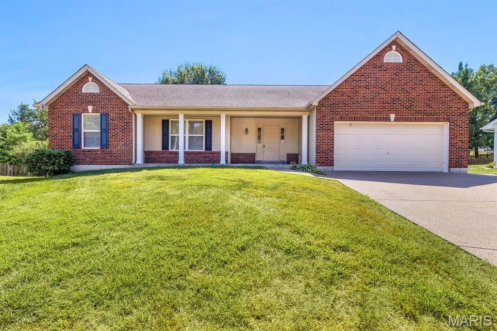 Handsome partial brick front — 882 Sara Beth Court, St Peters, MO 63376
