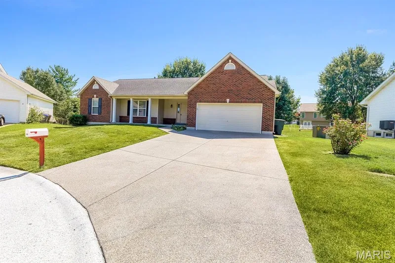 Attractive aggregate driveway — 882 Sara Beth Court, St Peters, MO 63376
