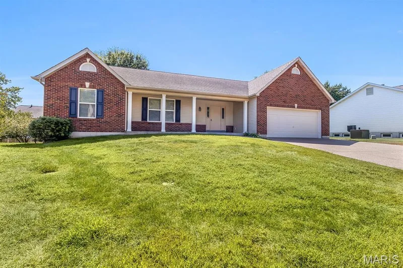 Great curb appeal! — 882 Sara Beth Court, St Peters, MO 63376