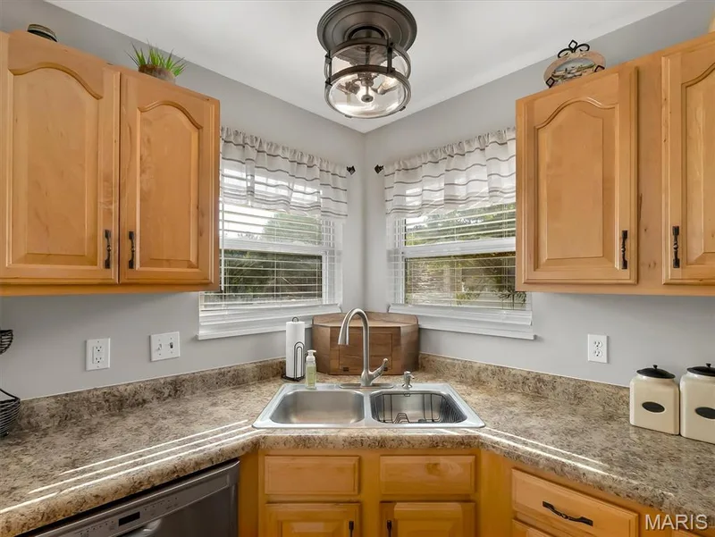305 Valley Bluff Drive, Wentzville, MO 63385 — listing photo 18 of 48
