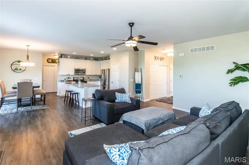 9' ceilings on the first floor. — 21 Meadow Vista Court, St Peters, MO 63376