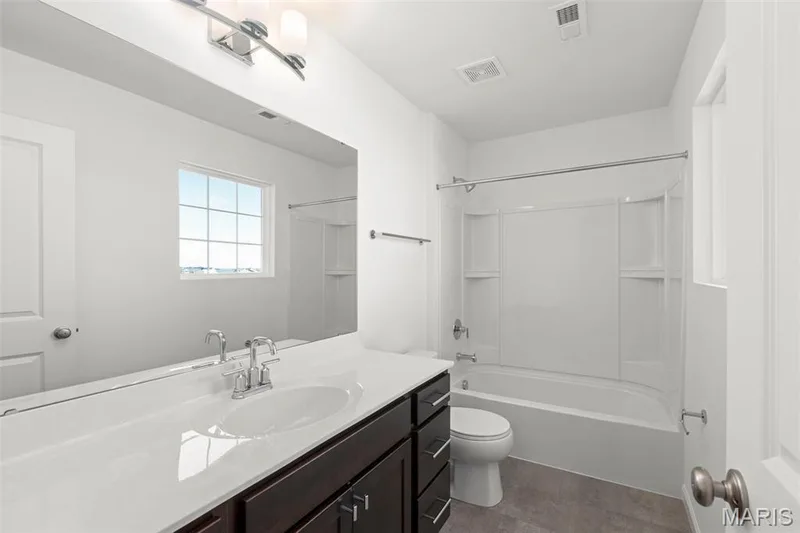 2 Fieldcrest at Oakshire, O'Fallon, MO 63385 — listing photo 3 of 23