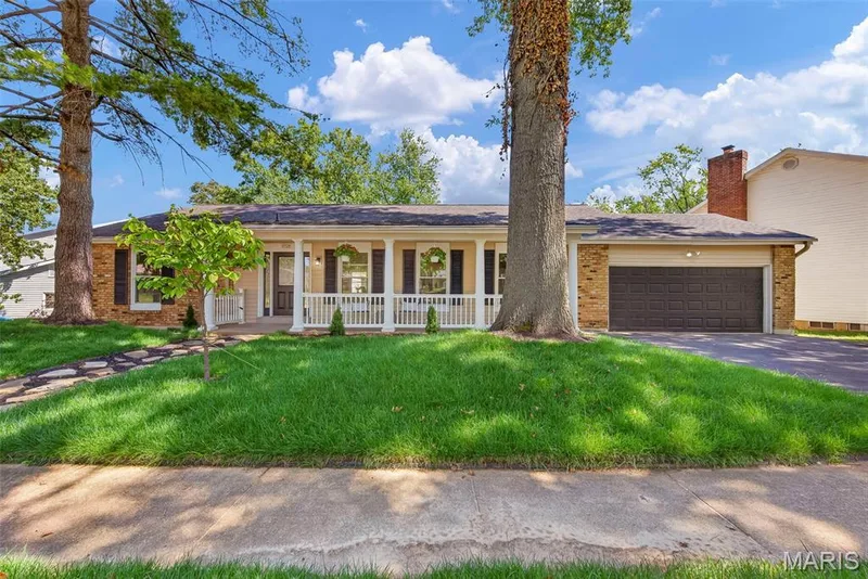 1768 Orchard Hill Drive, Chesterfield, MO 63017 — listing photo 3 of 95