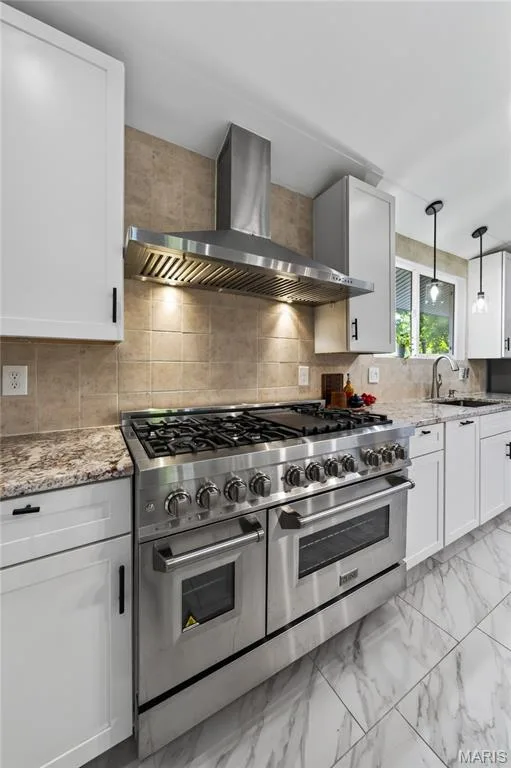 Chefs dream gas range with 6 burners, griddle and stainless hood — 202 Rue Grand Drive, Lake St. Louis, MO 63367