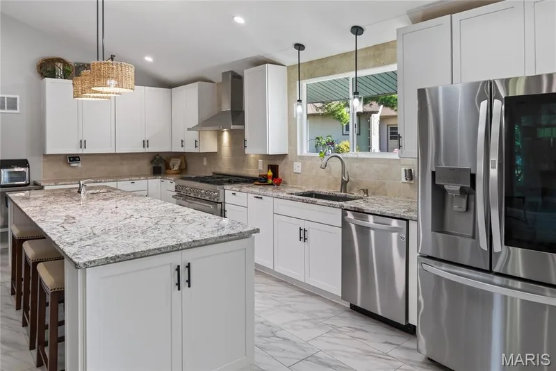 Beautifully updated kitchen — 202 Rue Grand Drive, Lake St. Louis, MO 63367