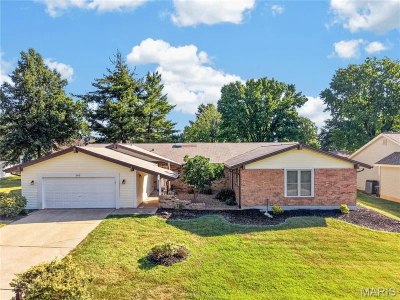 202 Rue Grand Drive, Lake St. Louis, MO β listing photo 1
