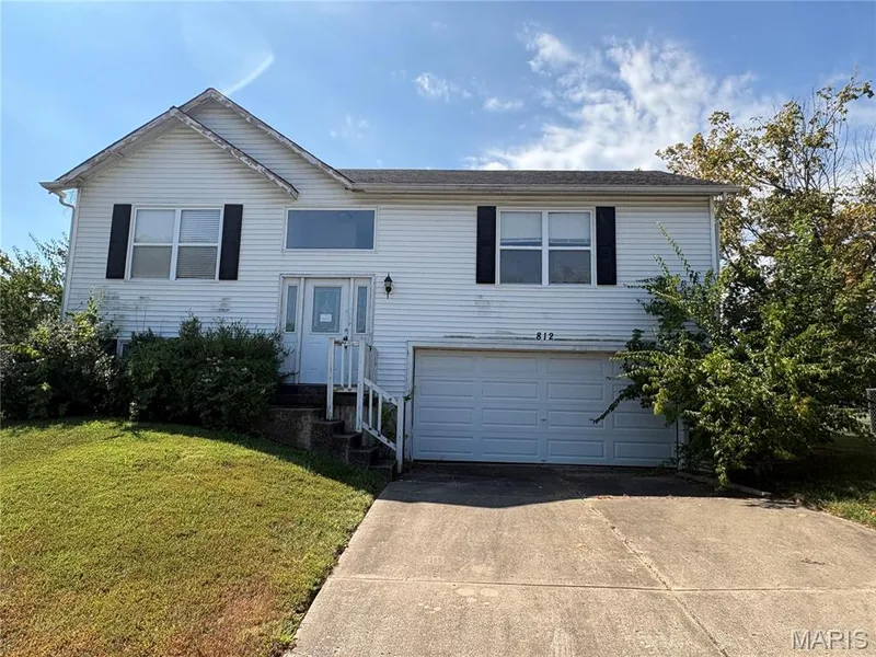 812 Patricia Court, Wentzville, MO 63385 — listing photo 1 of 14