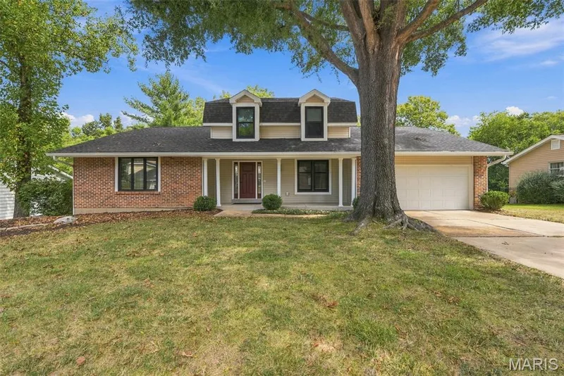 1751 Canyon View Court, Chesterfield, MO 63017 — listing photo 2 of 25