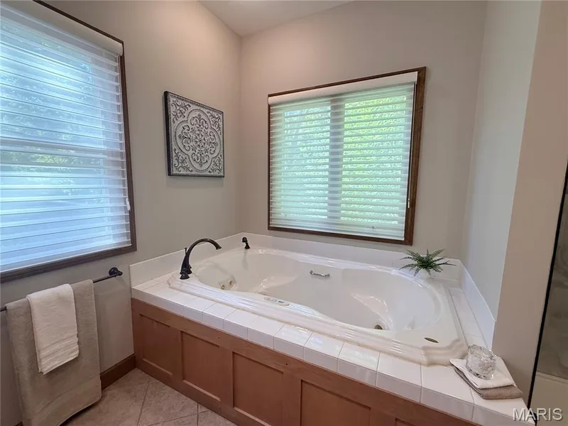 Primary bathroom Jacuzzi tub. — 4412 Augusta Shores Drive, Augusta, MO 63332