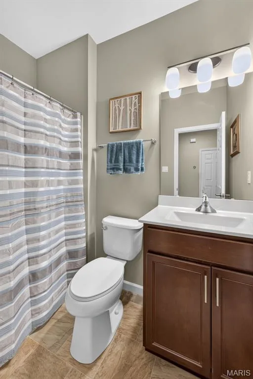 Main level guest bath — 1052 Silo Bend Drive, Wentzville, MO 63385