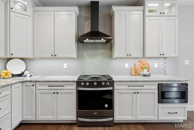 Chef kitchen with a gas stove, to bring out the chef in you! — 140 Oakleigh Park Lane, St Charles, MO 63303