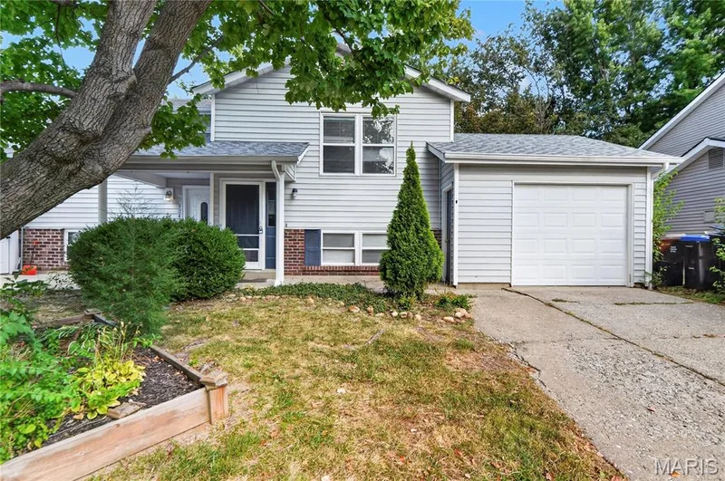 306 Della Drive, St Peters, MO 63376 — listing photo 1 of 26