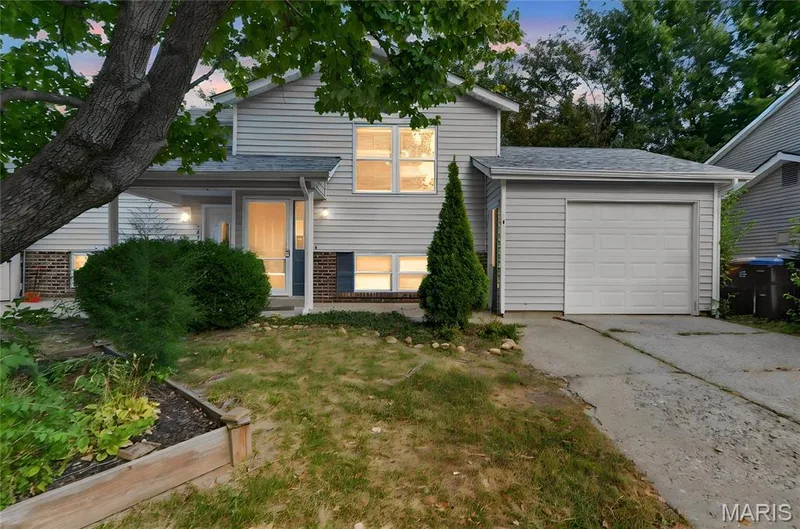 306 Della Drive, St Peters, MO 63376 — listing photo 2 of 26