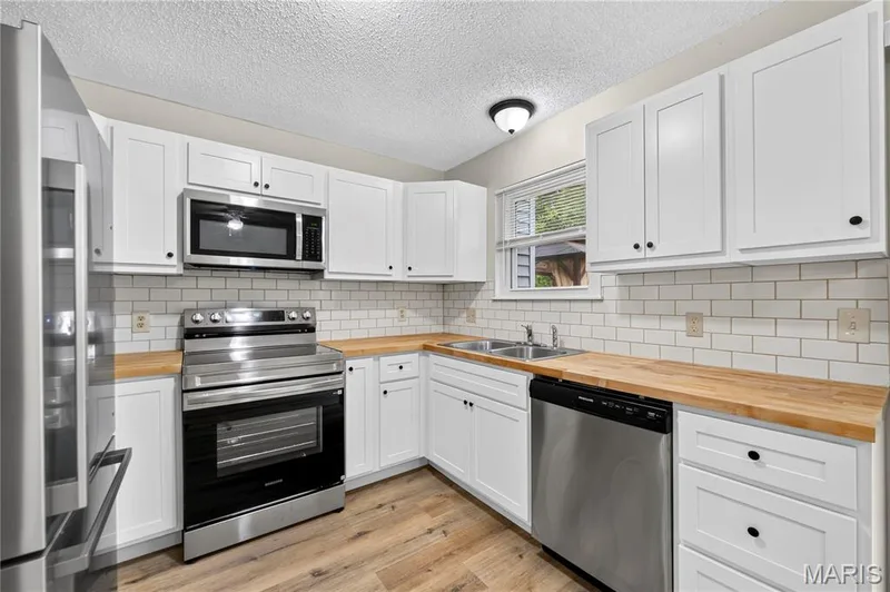 306 Della Drive, St Peters, MO 63376 — listing photo 3 of 26