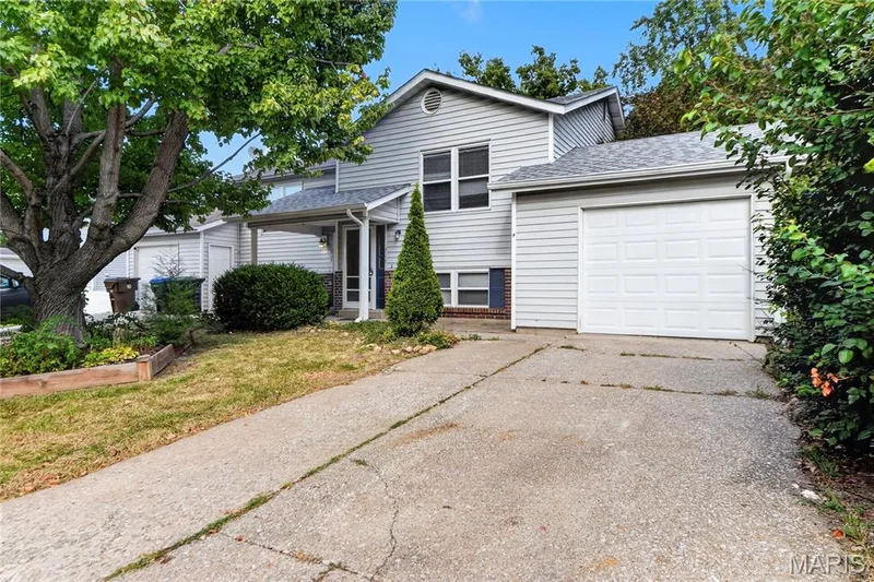 306 Della Drive, St Peters, MO 63376 — listing photo 5 of 26
