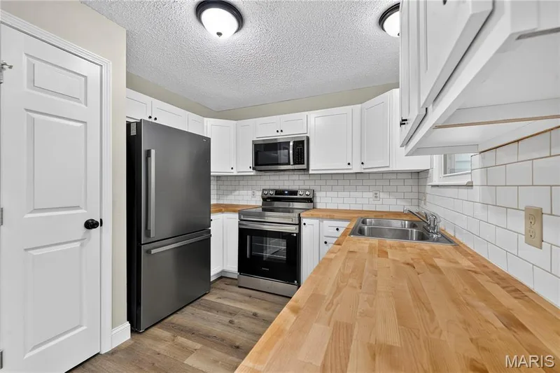 306 Della Drive, St Peters, MO 63376 — listing photo 10 of 26