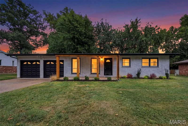 210 S Duchesne Drive, St Charles, MO 63301 — listing photo 3 of 46
