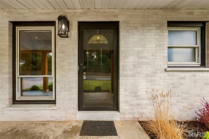 210 S Duchesne Drive, St Charles, MO 63301 — listing photo 5 of 46