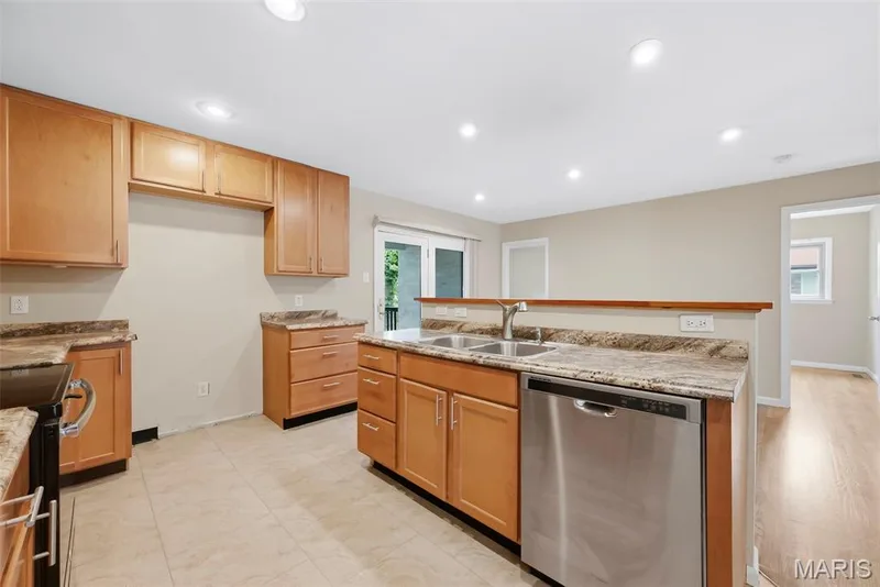 210 S Duchesne Drive, St Charles, MO 63301 — listing photo 12 of 46