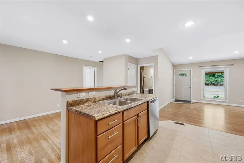 210 S Duchesne Drive, St Charles, MO 63301 — listing photo 13 of 46
