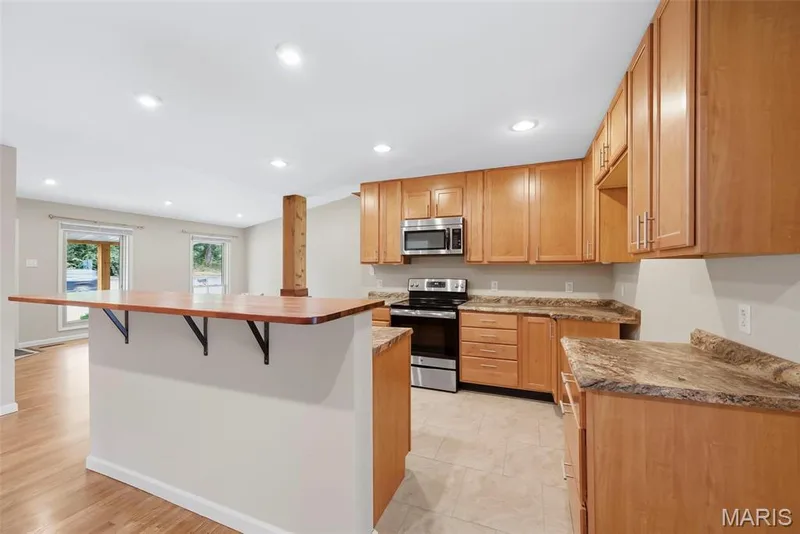 210 S Duchesne Drive, St Charles, MO 63301 — listing photo 14 of 46