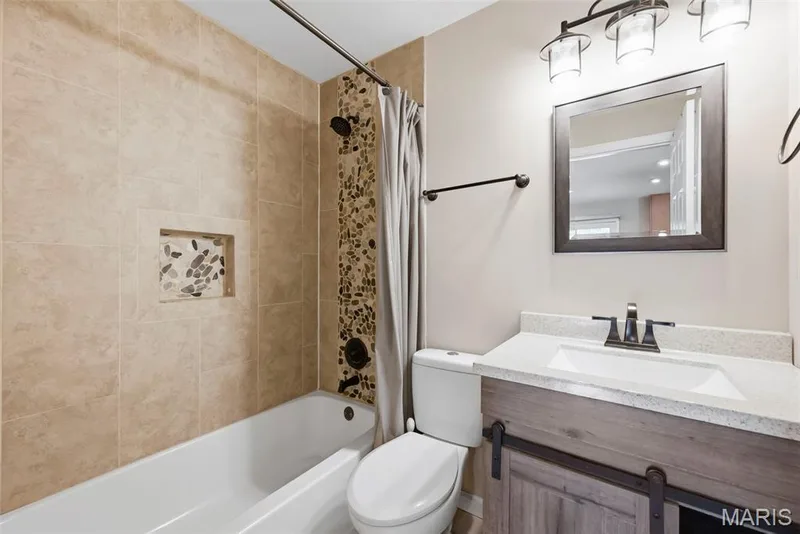 Full hall bath — 210 S Duchesne Drive, St Charles, MO 63301