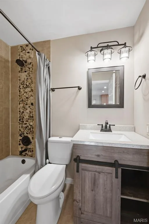 updated bath w/ceramic tile surround — 210 S Duchesne Drive, St Charles, MO 63301