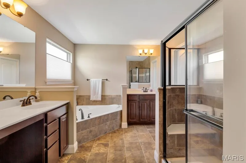 En-Suite Primary Bathroom — 221 Oakhurst Circle, O'Fallon, MO 63367