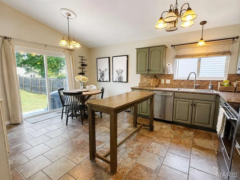 5070 Danielle Drive, St Charles, MO 63304 — listing photo 5 of 22
