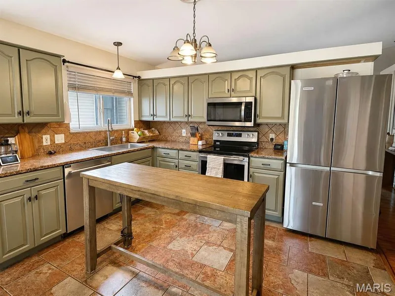 5070 Danielle Drive, St Charles, MO 63304 — listing photo 7 of 22