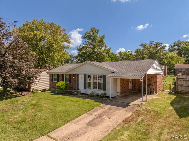2117 Bolton Street, St Charles, MO 63301 — listing photo 3 of 19