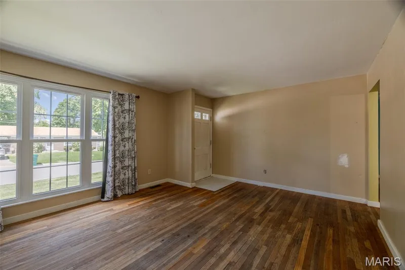 2117 Bolton Street, St Charles, MO 63301 — listing photo 4 of 19
