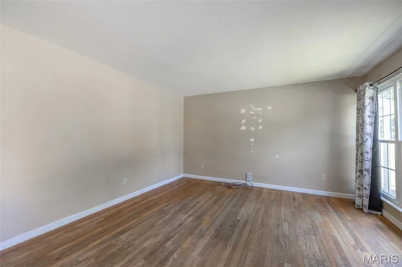 2117 Bolton Street, St Charles, MO 63301 — listing photo 5 of 19
