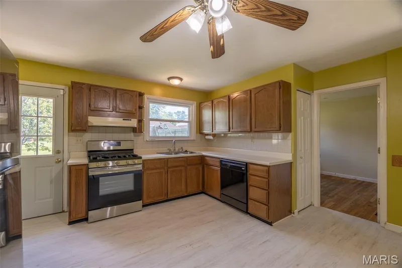 2117 Bolton Street, St Charles, MO 63301 — listing photo 6 of 19