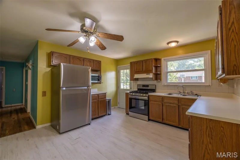 2117 Bolton Street, St Charles, MO 63301 — listing photo 7 of 19