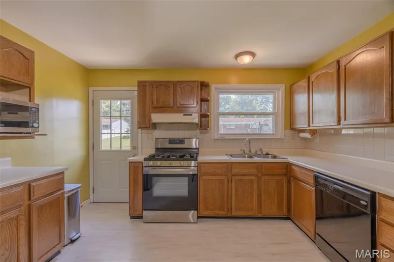 2117 Bolton Street, St Charles, MO 63301 — listing photo 8 of 19