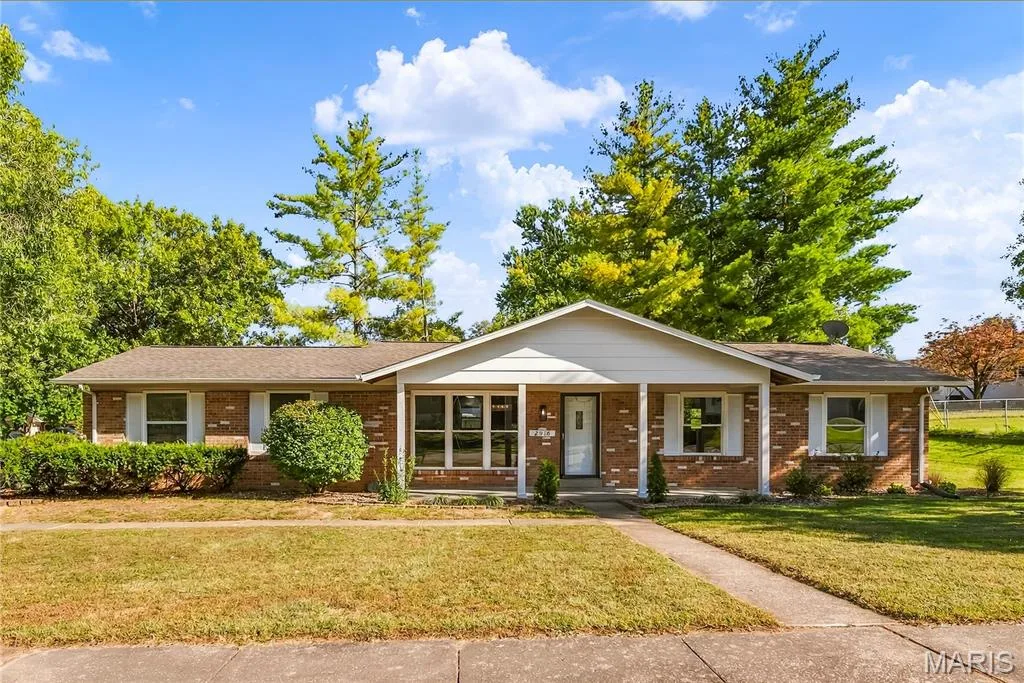 Awesome street appeal w/ brick front — 2916 Thrush Drive, St Charles, MO 63301