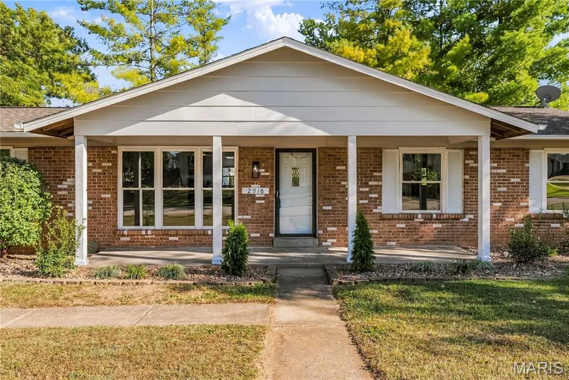 2916 Thrush Drive, St Charles, MO 63301 — listing photo 2 of 37