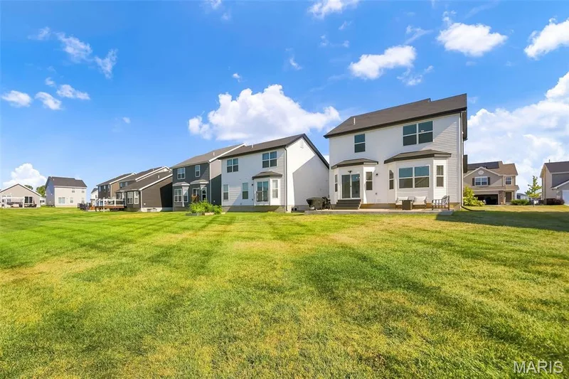 Expansive green lawn provides ample outdoor space — 191 Crestfield Court, St Charles, MO 63301