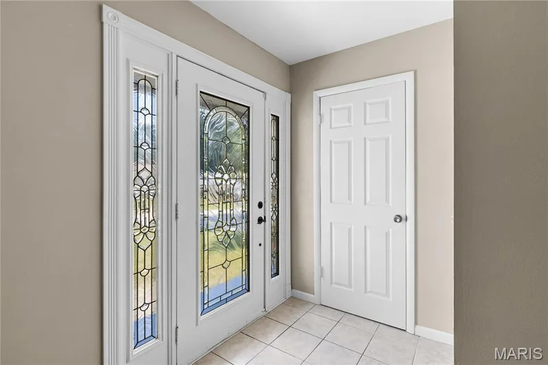 1417 Saint Gregory Lane, St Charles, MO 63304 — listing photo 4 of 26