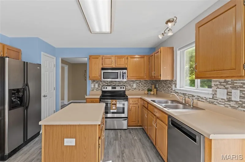 204 Boulder Point Drive, St Peters, MO 63376 — listing photo 2 of 42