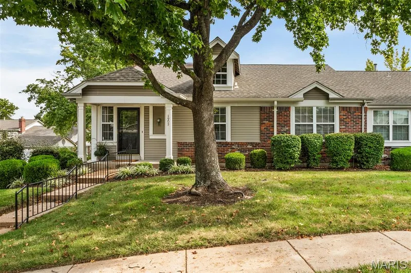 1902 Baxter Ridge Drive, Chesterfield, MO 63017 — listing photo 2 of 51