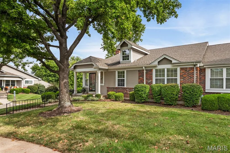 1902 Baxter Ridge Drive, Chesterfield, MO 63017 — listing photo 3 of 51