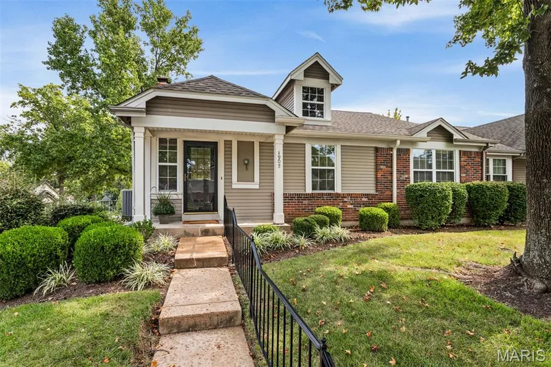 1902 Baxter Ridge Drive, Chesterfield, MO 63017 — listing photo 4 of 51