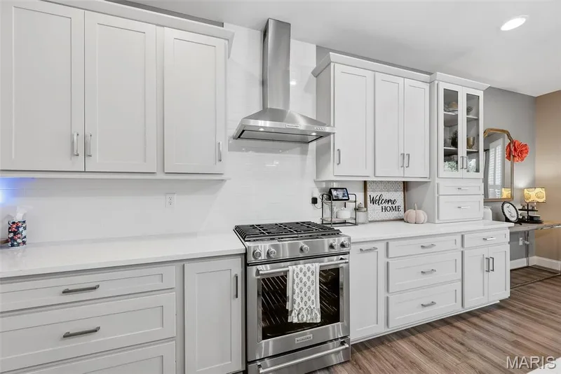 Subway tile backsplash — 513 Country Chase Drive, Lake St. Louis, MO 63367
