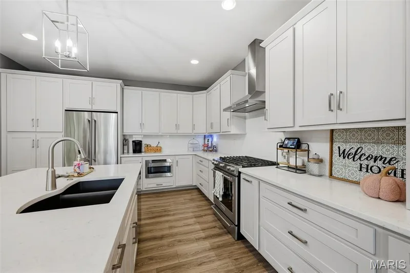 Stainless steel appliances including 5 burner gas range — 513 Country Chase Drive, Lake St. Louis, MO 63367