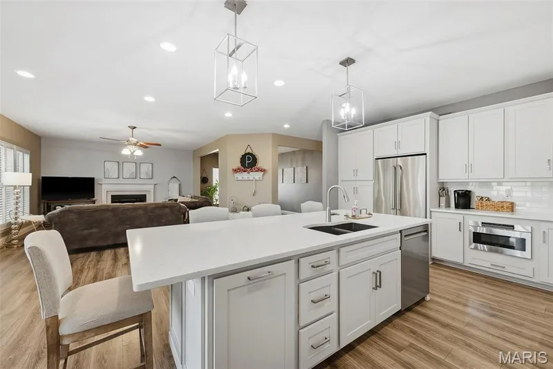 Brilliant pendant lighting — 513 Country Chase Drive, Lake St. Louis, MO 63367