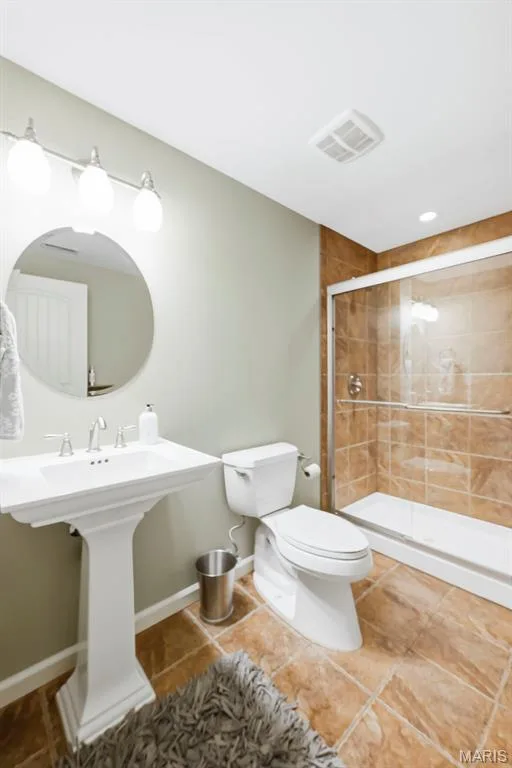 Tile shower and pedastal sink — 513 Country Chase Drive, Lake St. Louis, MO 63367