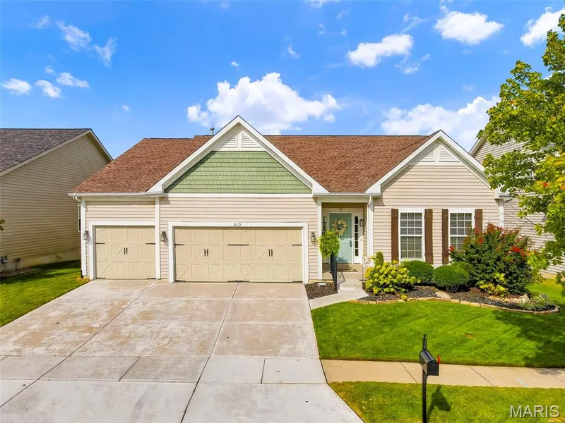 3 car garage — 513 Country Chase Drive, Lake St. Louis, MO 63367