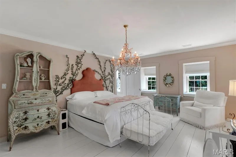 Chandelier lighting, two windows with trim, crown molding, and wood-finish flooring — 2275 Highway F, Defiance, MO 63341